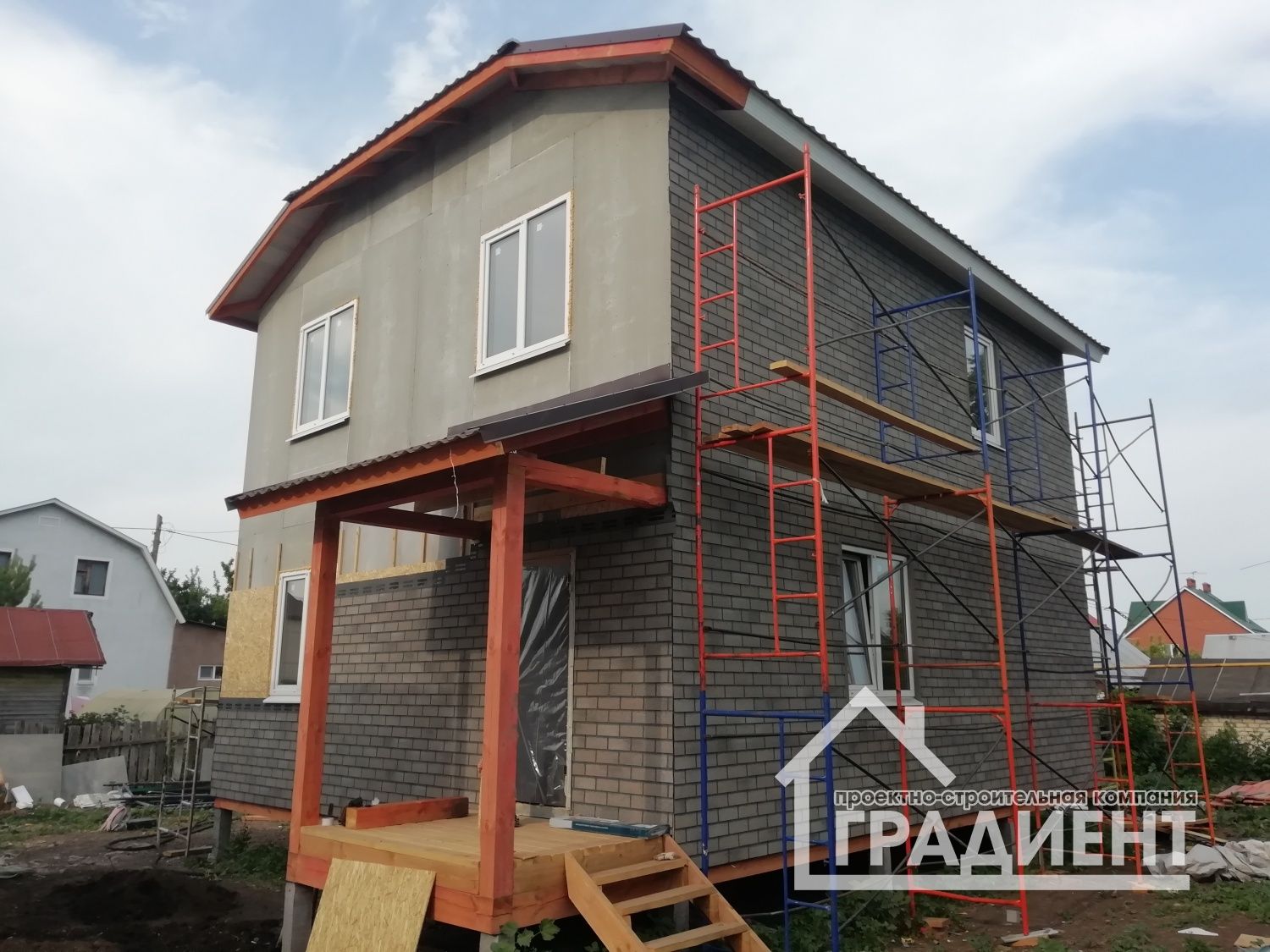 Завершено строительство дома в п.Зубчаниновка. Площадь дома 120 кв.м. Идет отделка фасада битумной имитацией кирпича.