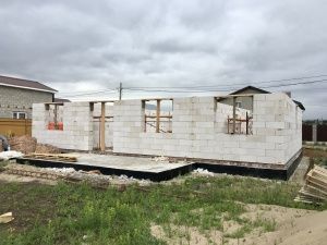 Продолжается строительство дома в п. Самарский