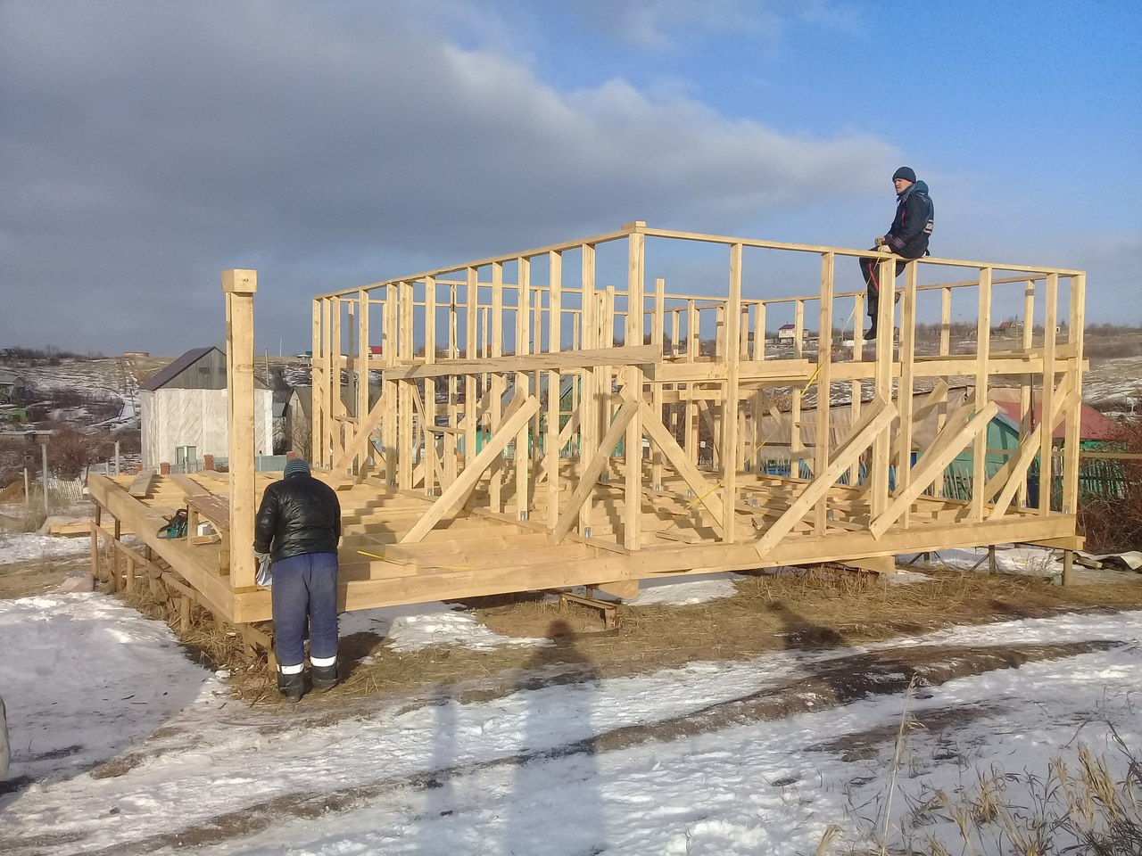 Продолжается строительство одноэтажного каркасного дома в Водино